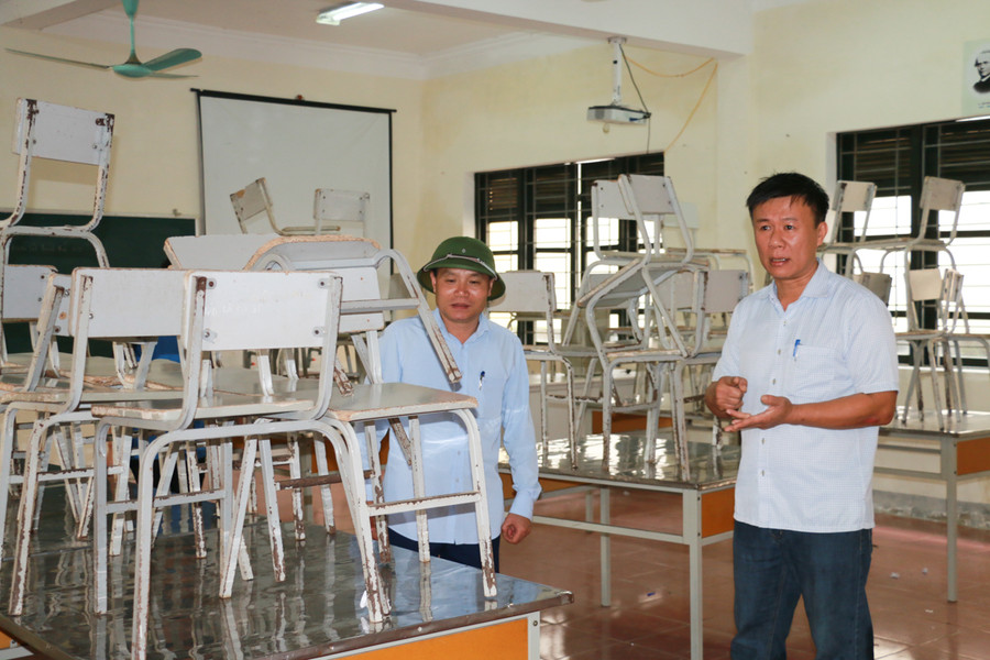 Do kịp thời sơ tán, kê cao bàn ghế, đồ dùng thiết bị dạy học nên nhà trường không bị thiệt hại nhiều về cơ sở vật chất. Với phương châm &quot;nước đến đâu lau dọn đến đó&quot;, hiện nhà trường đã bắt đầu sắp xếp lại bàn ghế, dọn dẹp, vệ sinh.