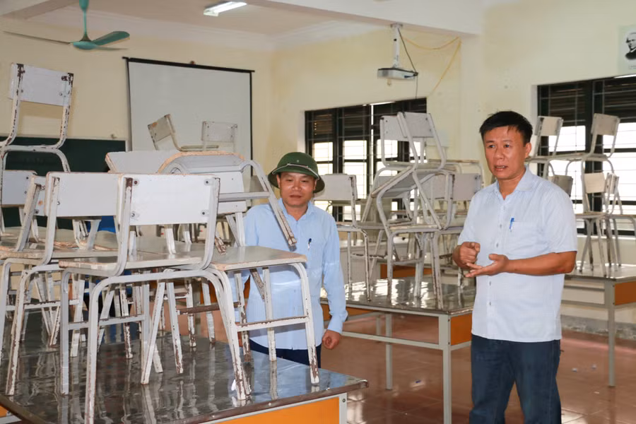 Do kịp thời sơ tán, kê cao bàn ghế, đồ dùng thiết bị dạy học nên nhà trường không bị thiệt hại nhiều về cơ sở vật chất. Với phương châm "nước đến đâu lau dọn đến đó", hiện nhà trường đã bắt đầu sắp xếp lại bàn ghế, dọn dẹp, vệ sinh.