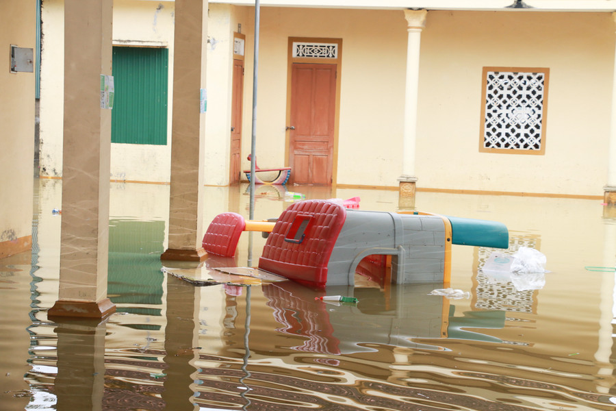 Đến nay, một số vùng xung quanh nước đã rút dần thì Trường Mầm non Thanh Hà nước vẫn ngập hơn 1 mét. Toàn bộ đồ dùng đồ chơi của cô trò bị ngâm nước.