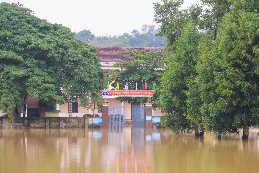 Trước đó, tối 29/10, nước lũ bất ngờ dâng nhanh khiến trường Tiểu học Thanh Hà (huyện Thanh Chương) chìm trong biển nước. Đến nay, nhà trường vẫn chưa thể dọn dẹp vệ sinh con đường phía trước trường vẫn ngập sâu hơn 1m, nguy hiểm trong việc đi lại.