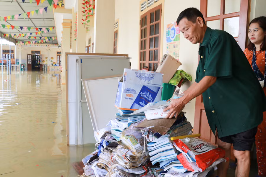 Ước tính ban đầu, nhà trường thiệt hại khoảng 200 triệu do mưa lũ. Dự kiến, đến hết tuần sau học sinh mới có thể đi học trở lại.