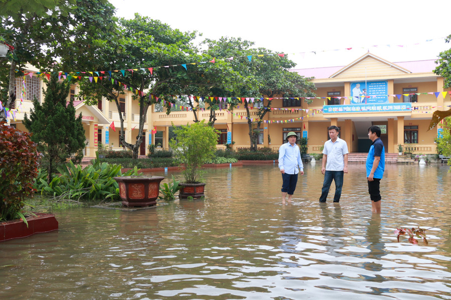 Tuy nhiên, do sân trường vẫn ngập nước, đường đến trường của học sinh vẫn bị chia cắt tại nhiều thôn xóm. Trường THCS Phúc Cường dự kiến đến thứ 4 tuần tới, hơn 400 học sinh mới có thể quay lại trường.