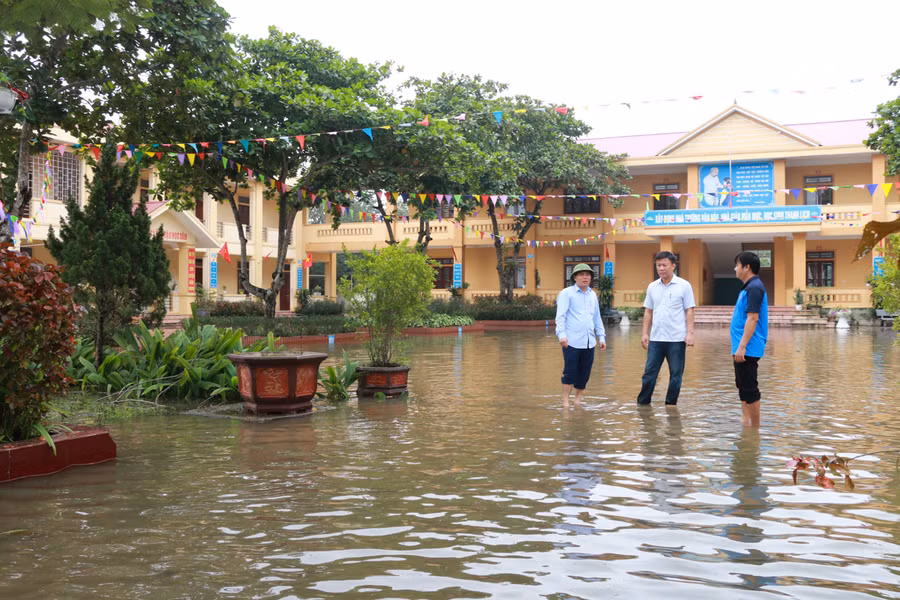 Tuy nhiên, do sân trường vẫn ngập nước, đường đến trường của học sinh vẫn bị chia cắt tại nhiều thôn xóm. Trường THCS Phúc Cường dự kiến đến thứ 4 tuần tới, hơn 400 học sinh mới có thể quay lại trường.