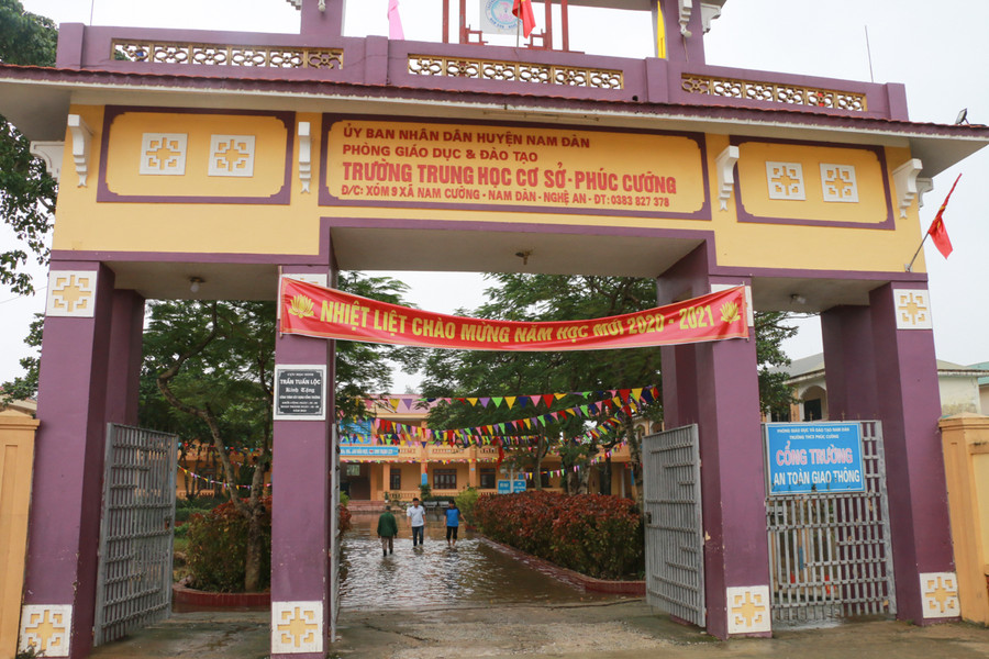 Trường THCS Trung Phúc Cường (huyện Nam Đàn, Nghệ An) chiều ngày 1/11, nước đã rút ở phía ngoài đường, nhưng trong sân trường vẫn đang bị ngập.