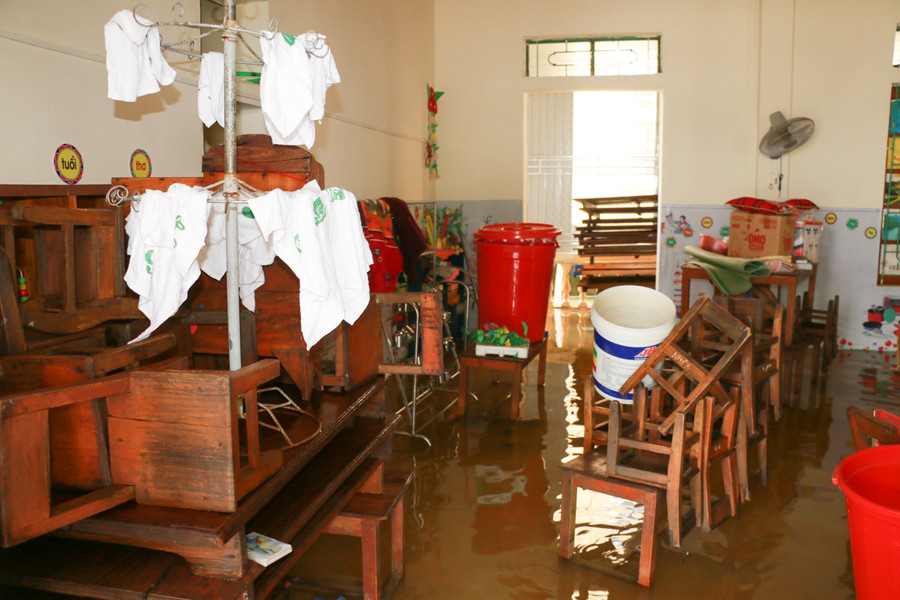 Trước đó, nhà trường đã kê đồ đạc, bàn ghế học sinh lên cao, nhưng do là nhà cấp 4, không có tầng 2 nên khi nước lũ tràn vào, toàn bộ cơ sở vật chất vẫn bị ngập.