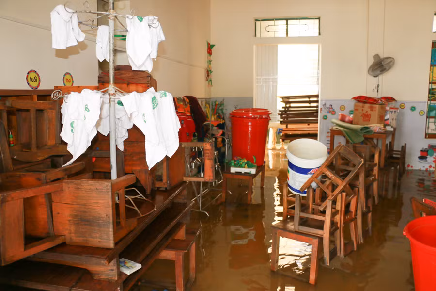 Trước đó, nhà trường đã kê đồ đạc, bàn ghế học sinh lên cao, nhưng do là nhà cấp 4, không có tầng 2 nên khi nước lũ tràn vào, toàn bộ cơ sở vật chất vẫn bị ngập.