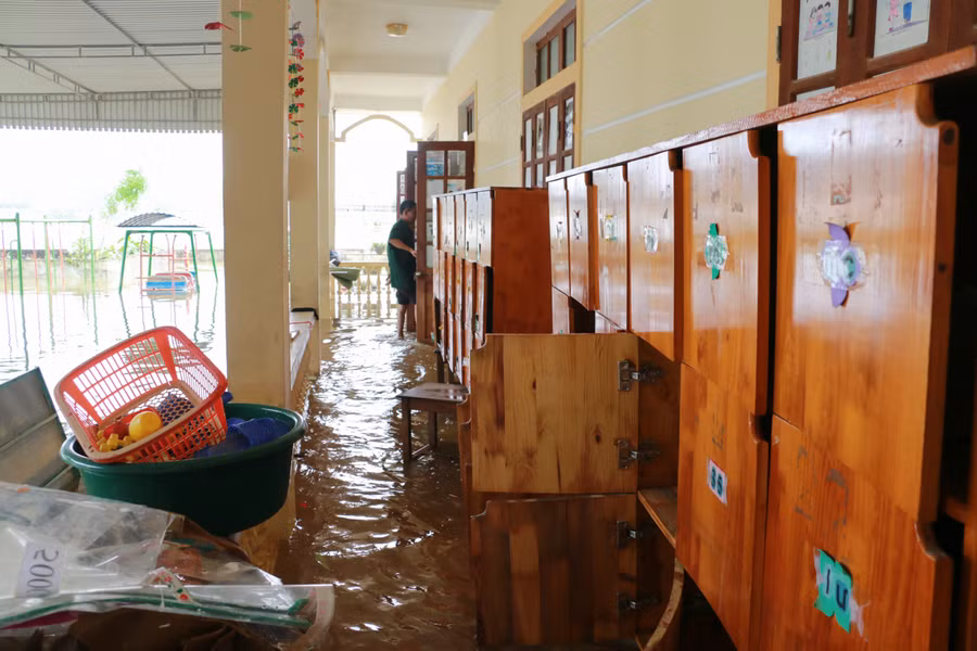 Trường Mầm non Thanh Hà (huyện Thanh Chương, Nghệ An) vẫn đang ngập sâu trong nước