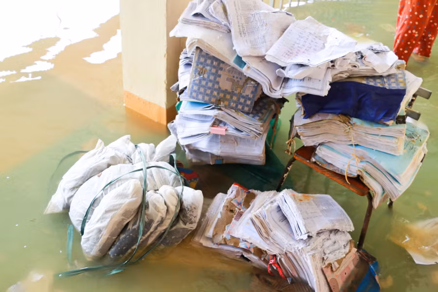 Toàn bộ sổ sách, tài liệu của giáo viên cũng bị ngâm nước hoàn toàn. Hiện công tác dọn dẹp, vệ sinh tại Trường Mầm non Thanh Hà vẫn đang gặp khó khăn, chưa thể triển khai do nước vẫn đang ngập sâu, chưa rút.