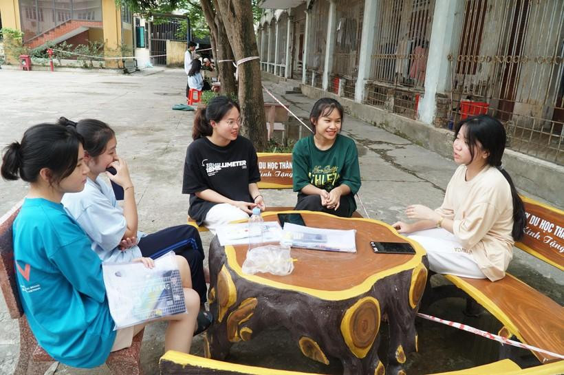 Học sinh nói chuyện với nhau thoải mái sau buổi thi tổ hợp buổi sáng và chuẩn bị bước vào môn thi cuối cùng - Ngoại ngữ.