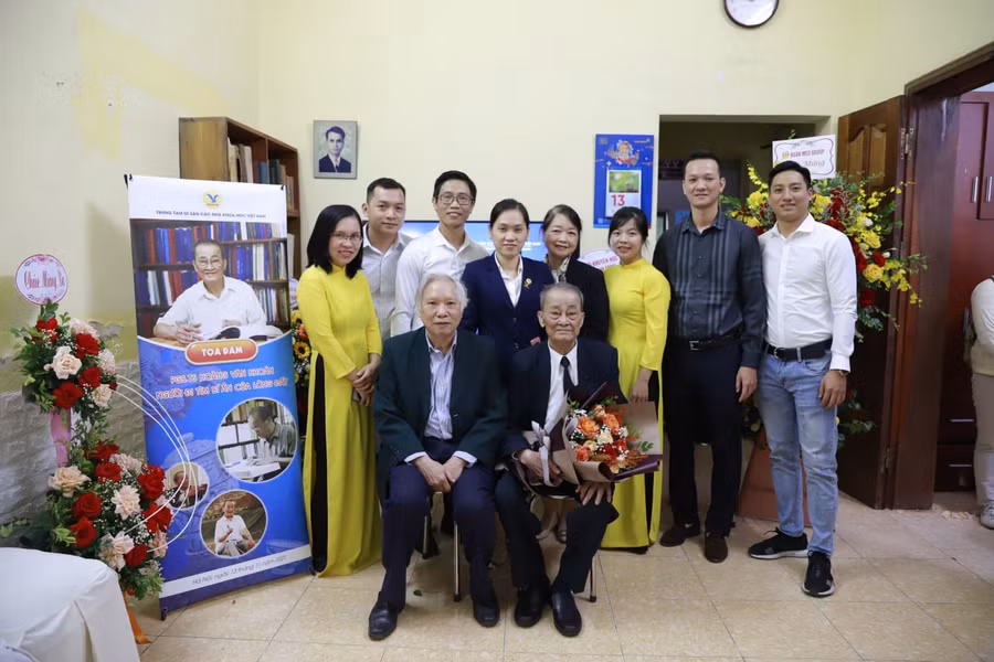 PGS.TS.NGND Hoàng Văn Khoán và các cán bộ Trung tâm Di sản các nhà khoa học Việt Nam