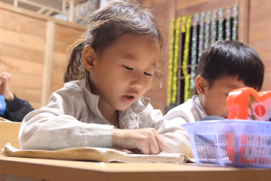 Mục đích của phong trào "tiếng trống học bài" là tăng cường tiếng Việt, phụ đạo kiến thức cho học sinh dân tộc thiểu số