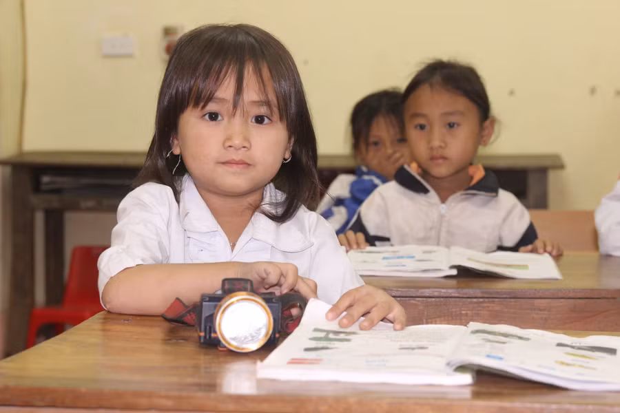 Mỗi học sinh có một chiếc đèn pin bên mình