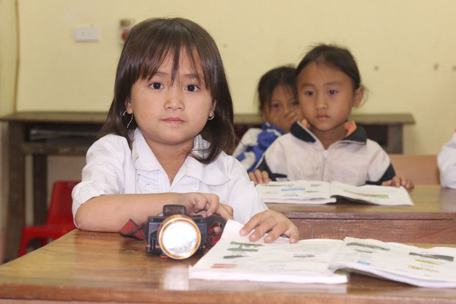 Mỗi học sinh có một chiếc đèn pin bên mình