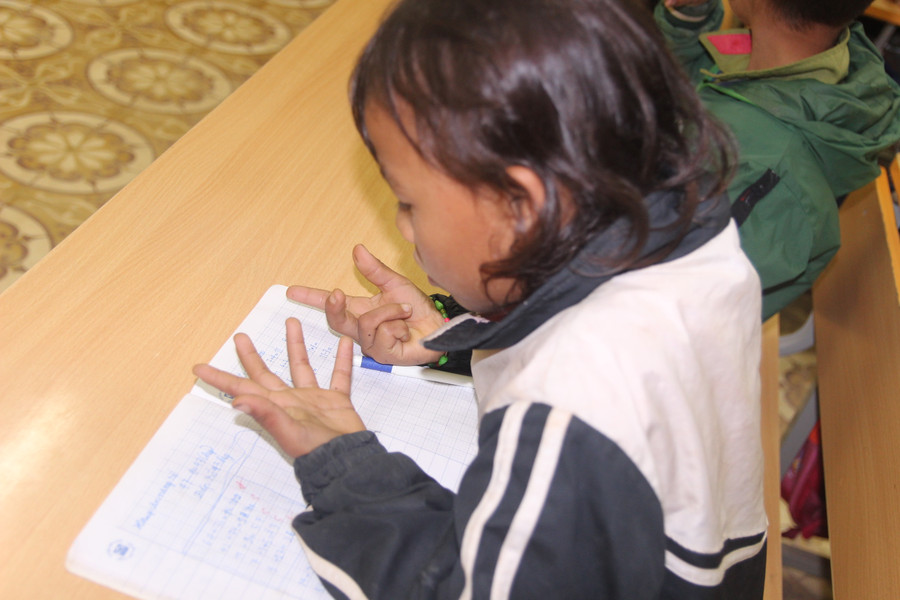 Một em học sinh dùng tay để nhẩm phép tính