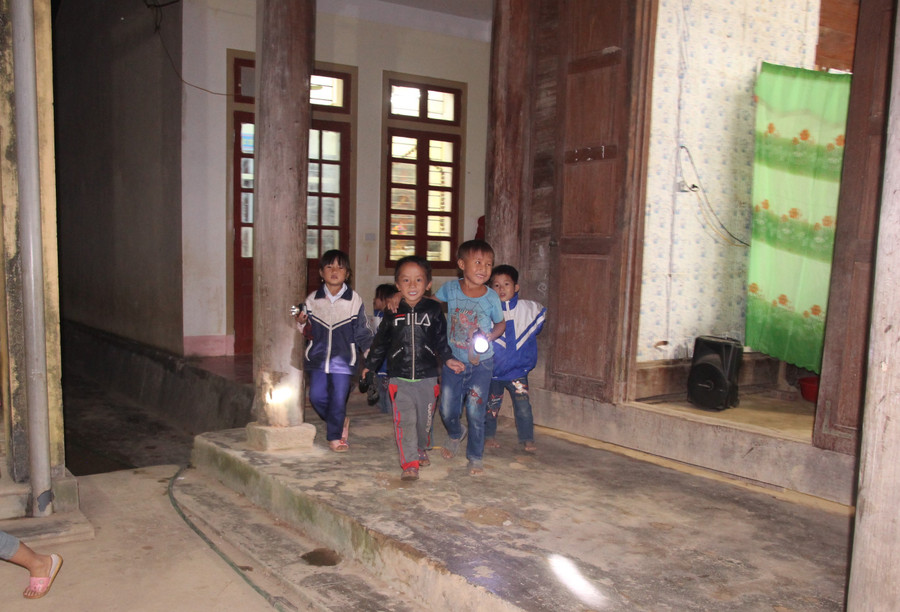 Buổi tối, các em học sinh Tiểu học Tam Hợp, Tương Dương, Nghệ An lại soi đèn pin đến trường ôn bài