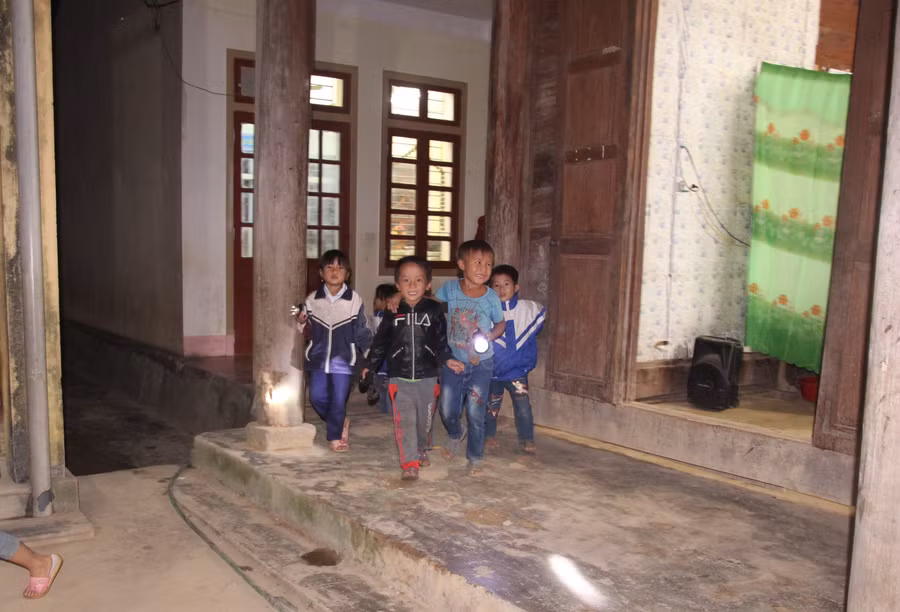 Buổi tối, các em học sinh Tiểu học Tam Hợp, Tương Dương, Nghệ An lại soi đèn pin đến trường ôn bài