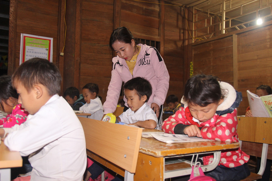 Thực hiện phong trào "tiếng trống học bài", các thầy cô Trường Tiểu học Tam Hợp hỗ trợ dạy học sinh vào các buổi tối