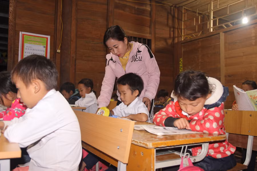 Thực hiện phong trào "tiếng trống học bài", các thầy cô Trường Tiểu học Tam Hợp hỗ trợ dạy học sinh vào các buổi tối