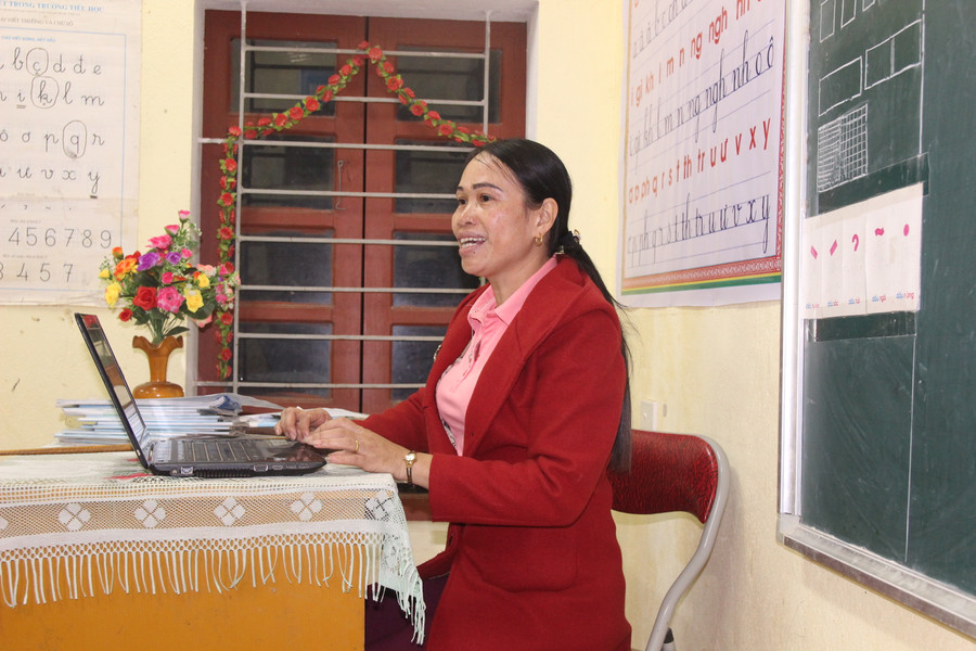Cô giáo hướng dẫn, quản lý học sinh đồng thời tranh thủ soạn giáo án