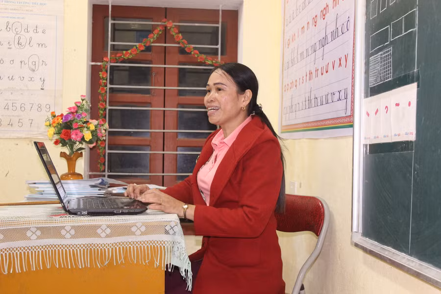 Cô giáo hướng dẫn, quản lý học sinh đồng thời tranh thủ soạn giáo án