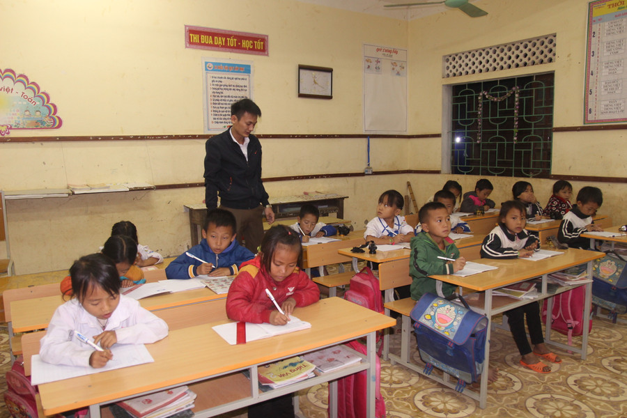 Trường học có đầy đủ bàn ghế, ánh sáng để các em làm bài tập