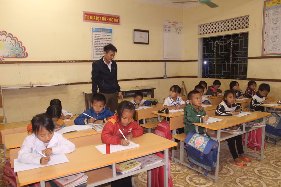 Trường học có đầy đủ bàn ghế, ánh sáng để các em làm bài tập