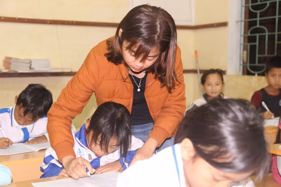 Việc hướng dẫn, quản lý học sinh, tổ chức các hoạt động trên lớp vào buổi tối hoàn toàn từ tâm huyết, tự nguyện của giáo viên