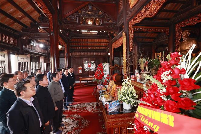 Thủ tướng Phạm Minh Chính dâng hương tưởng niệm tại Đền thờ Chủ tịch Hồ Chí Minh.