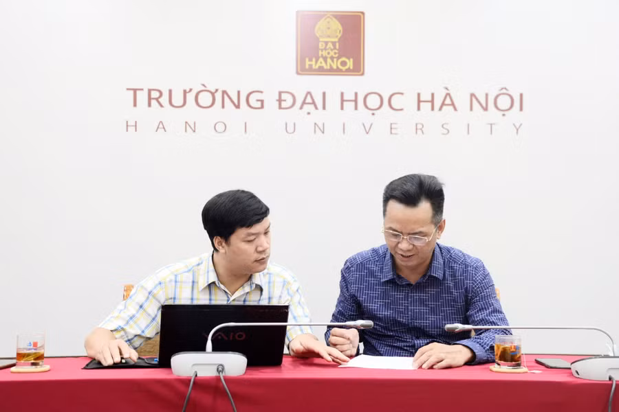 TS. Nguyễn Tiến Dũng (bên phải) trả lời câu hỏi của độc giả Báo GD&amp;TĐ trong buổi Giao lưu trực tuyến