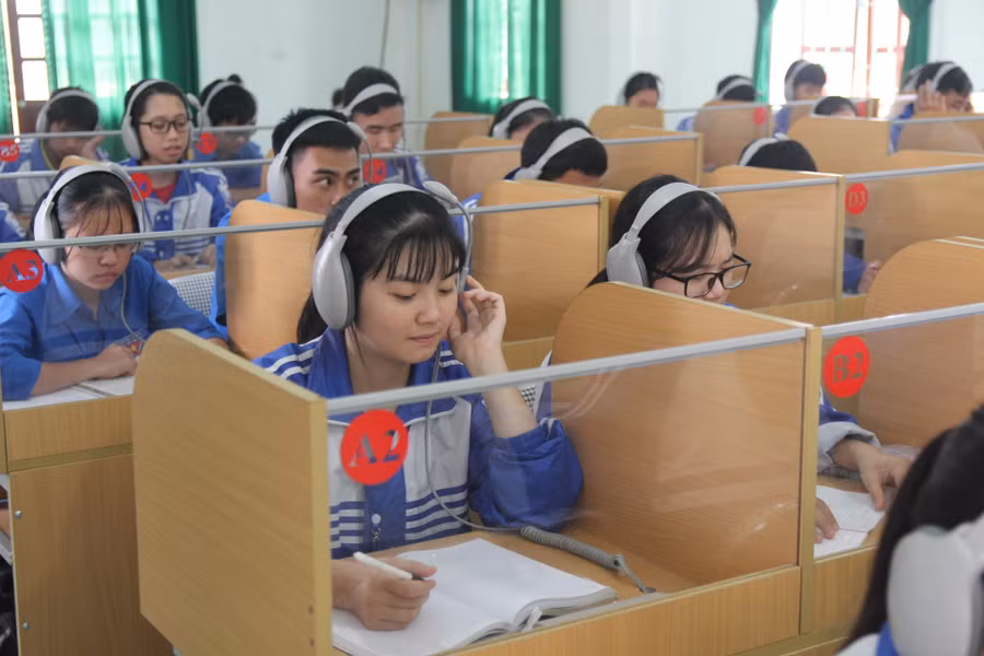 Học sinh trường THPT Anh Sơn 2 (Nghệ An) trong giờ học tiếng Anh