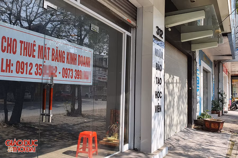 Nhiều cửa hàng trên đường Nguyễn Văn Cừ cửa đóng then cài.