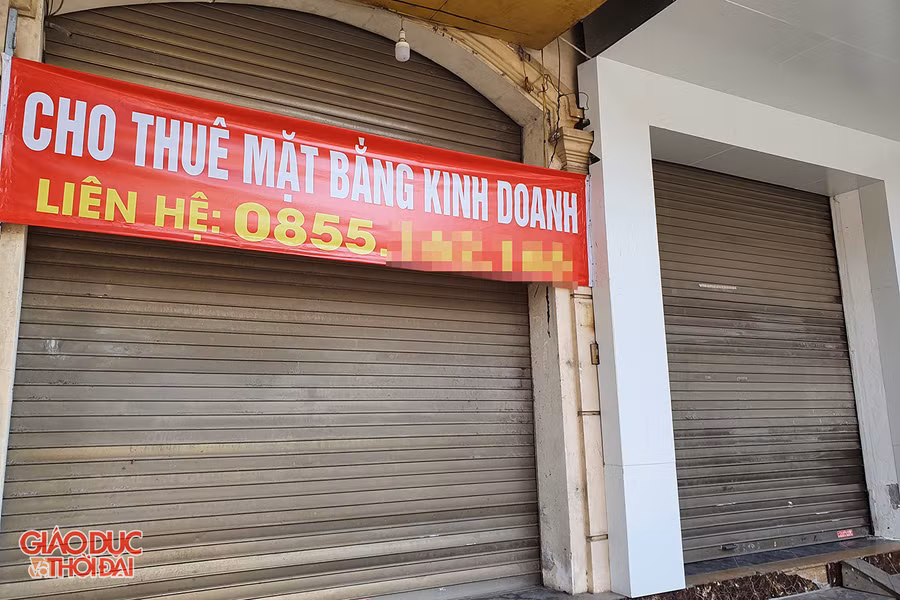Kinh doanh ảm đạm khiến nhiều tiểu thương bán đồ thời trang, mỹ phẩm, làm đẹp... phải đóng cửa.
