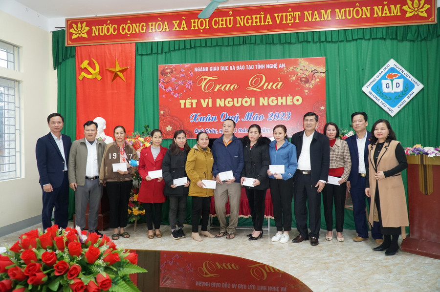 Ngành giáo dục Nghệ An trao tặng 30 suất quà tết cho 30 giáo viên huyện Quỳ Châu, mỗi suất trị giá 1 triệu đồng.