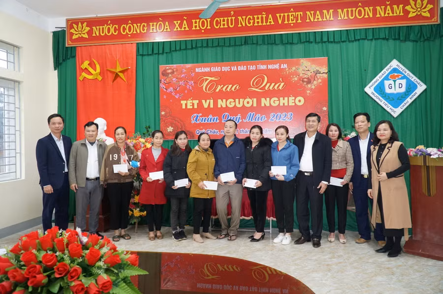Ngành giáo dục Nghệ An trao tặng 30 suất quà tết cho 30 giáo viên huyện Quỳ Châu, mỗi suất trị giá 1 triệu đồng.