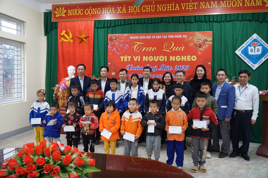 Lãnh đạo Sở GD&amp;ĐT Nghệ An mong muốn chính quyền các địa phương, tổ chức đoàn thể quan tâm, hỗ trợ cho nhà trường, giáo viên và học sinh vùng cao gặp nhiều khó khăn. Qua đó góp phần thực hiện các chương trình, kế hoạch, mục tiêu đổi mới giáo dục và đào tạo.