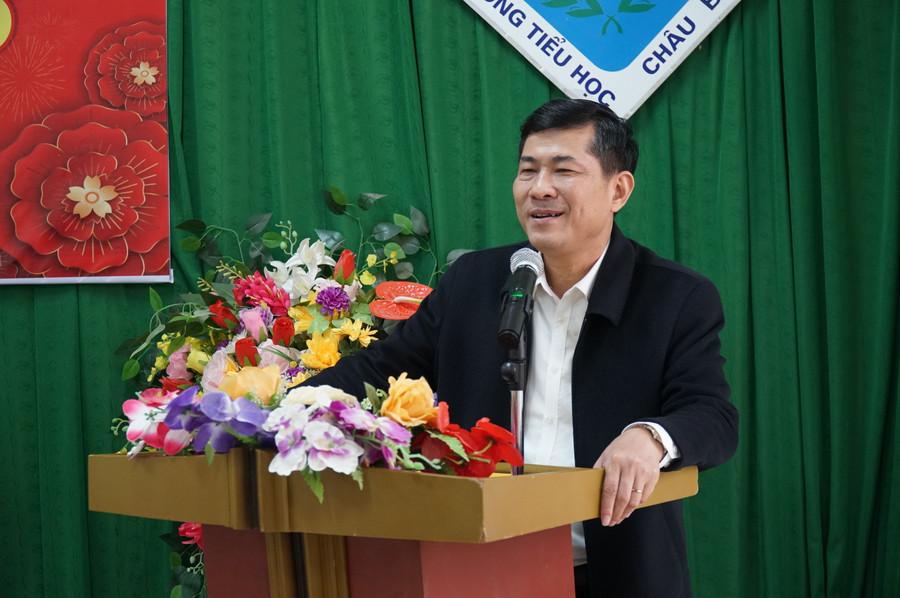 Ông Thái Văn Thành - Giám đốc Sở GD&amp;ĐT phát biểu động viên, chúc tết giáo viên và học sinh vùng cao Nghệ An.