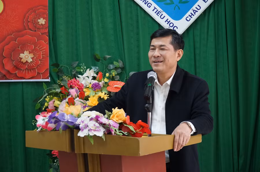 Ông Thái Văn Thành - Giám đốc Sở GD&amp;ĐT phát biểu động viên, chúc tết giáo viên và học sinh vùng cao Nghệ An.