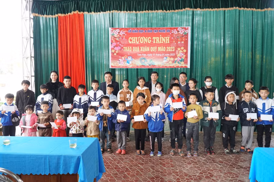 Đoàn công tác Sở GD&ĐT Nghệ An trao quà tết cho học sinh khó khăn trên địa bàn huyện Quỳ Hợp.
