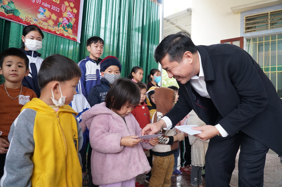 Ông Thái Văn Thành - Giám đốc Sở GD&ĐT Nghệ An trao quà cho học sinh khó khăn trên địa bàn huyện Quỳ Hợp.