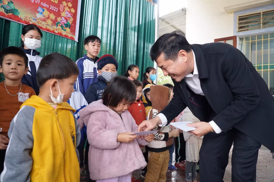 Ông Thái Văn Thành - Giám đốc Sở GD&ĐT Nghệ An trao quà cho học sinh khó khăn trên địa bàn huyện Quỳ Hợp.