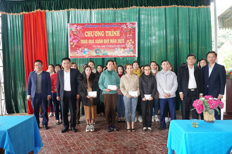 Đoàn công tác trao quà cho 30 giáo viên công tác tại các trường học trên địa bàn huyện Quỳ Hợp.