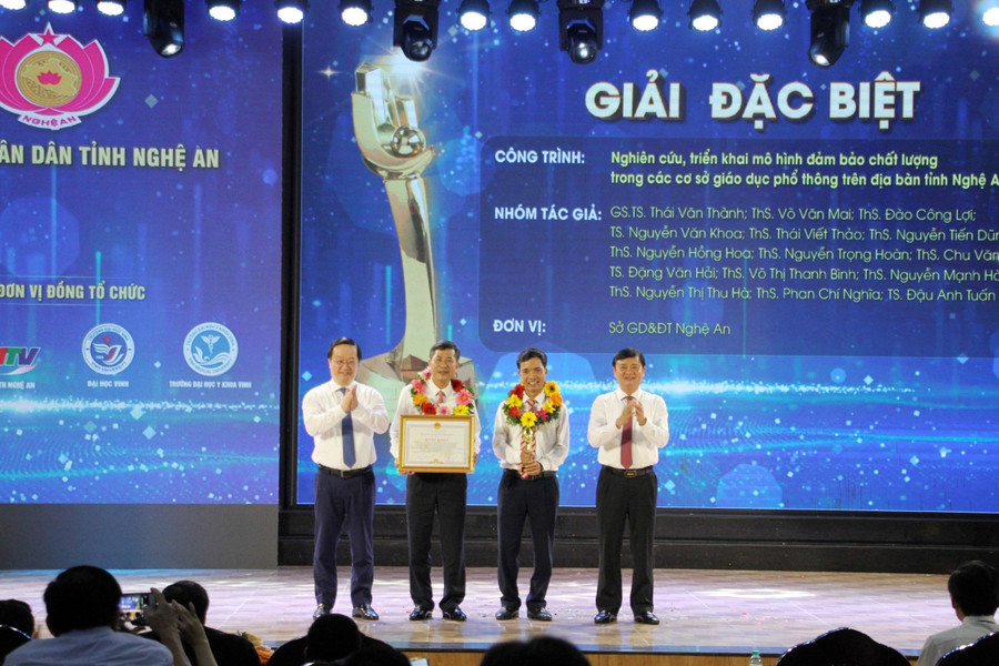Công trình Nghiên cứu, triển khai mô hình đảm bảo chất lượng trong các cơ sở giáo dục phổ thông của nhóm tác giả thuộc Sở GD&ĐT Nghệ An được giải Đặc biệt Sáng tạo Khoa học - công nghệ tỉnh. Ảnh: Hồ Lài