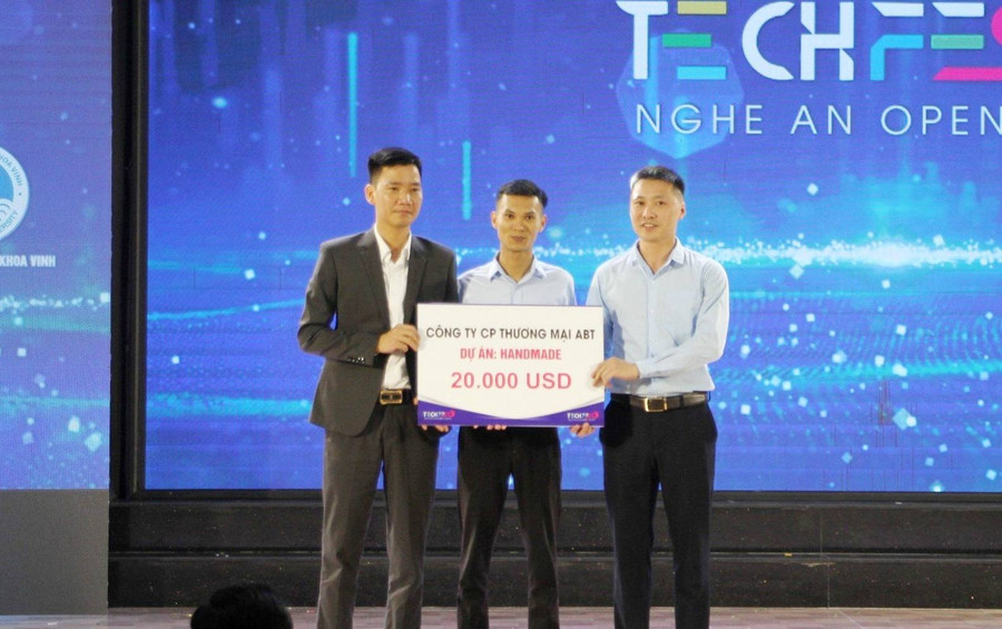 Trao tài trợ đầu tư dự án khởi nghiệp đổi mới sáng tạo năm 2023. Ảnh: Hồ Lài Trao tài trợ đầu tư dự án khởi nghiệp đổi mới sáng tạo năm 2023. Ảnh: Hồ Lài