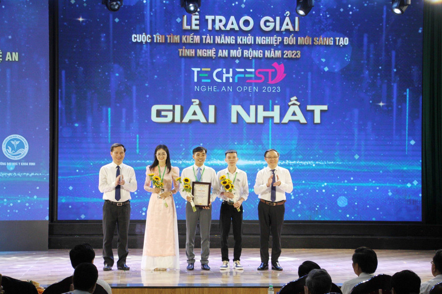 Ban tổ chức trao giải Nhất cuộc thi Tìm kiếm tài năng Khởi nghiệp đổi mới sáng tạo Nghệ An mở rộng năm 2023 cho các nhóm tác giả. Ảnh: Hồ Lài Ban tổ chức trao giải Nhất cuộc thi Tìm kiếm tài năng Khởi nghiệp đổi mới sáng tạo Nghệ An mở rộng năm 2023 cho các nhóm tác giả. Ảnh: Hồ Lài