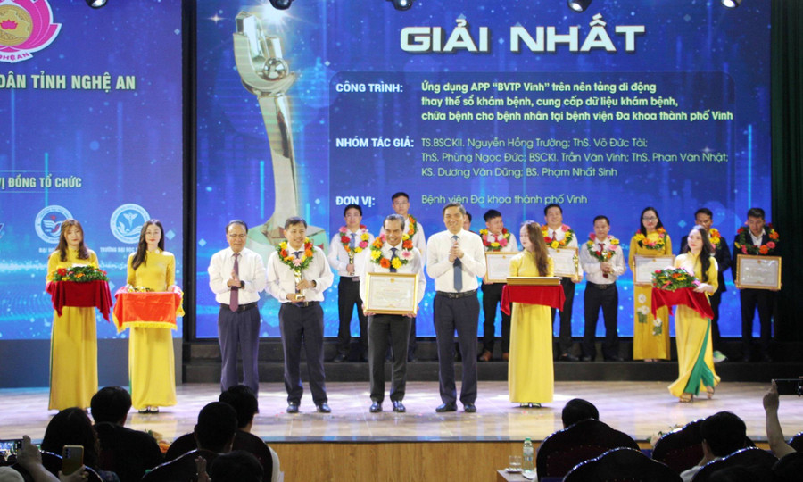 Ban tổ chức trao giải Nhất “Sáng tạo khoa học và công nghệ Nghệ An năm 2023” cho các nhóm tác giả. Ảnh: Hồ Lài Ban tổ chức trao giải Nhất “Sáng tạo khoa học và công nghệ Nghệ An năm 2023” cho các nhóm tác giả. Ảnh: Hồ Lài