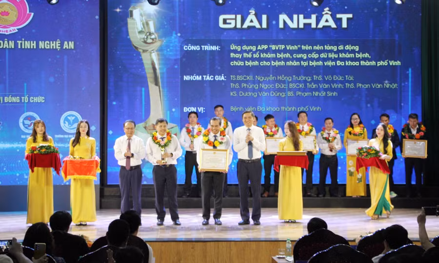 Ban tổ chức trao giải Nhất “Sáng tạo khoa học và công nghệ Nghệ An năm 2023” cho các nhóm tác giả. Ảnh: Hồ Lài