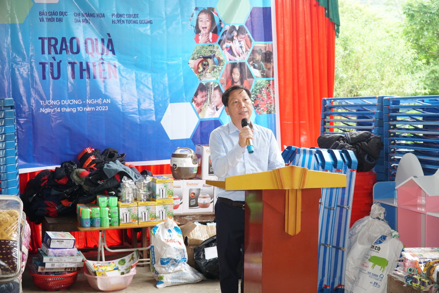 Ông Lô Thanh Nhất - Phó Chủ tịch UBND huyện Tương Dương gửi lời cảm ơn đến Báo Giáo dục và Thời đại, các nhà hảo tâm đã chia sẻ, đồng hành với học sinh vùng khó của huyện. Ảnh: Hồ Lài. Ông Lô Thanh Nhất - Phó Chủ tịch UBND huyện Tương Dương gửi lời cảm ơn đến Báo Giáo dục và Thời đại, các nhà hảo tâm đã chia sẻ, đồng hành với học sinh vùng khó của huyện. Ảnh: Hồ Lài.