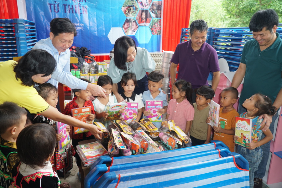Trẻ hai bản Na Bè, Hợp Thành (Trường Mầm non Xá Lượng) háo hức nhận quà là đồ chơi, sách truyện, vở tô màu... Ảnh: Hồ Lài. Trẻ hai bản Na Bè, Hợp Thành (Trường Mầm non Xá Lượng) háo hức nhận quà là đồ chơi, sách truyện, vở tô màu... Ảnh: Hồ Lài.