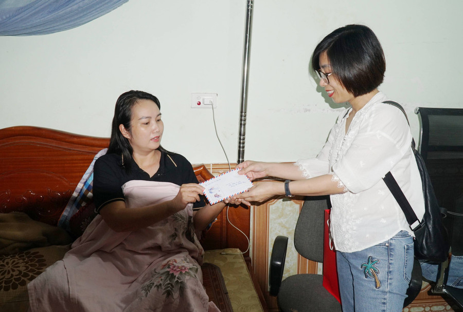 Đại diện Báo Giáo dục và Thời đại chuyển quà của Bộ GD&ĐT đến cô giáo bị đất đá sạt lở vùi lấp cách đây 2 tuần. Ảnh: Hồ Lài. Đại diện Báo Giáo dục và Thời đại chuyển quà của Bộ GD&ĐT đến cô giáo bị đất đá sạt lở vùi lấp cách đây 2 tuần. Ảnh: Hồ Lài.