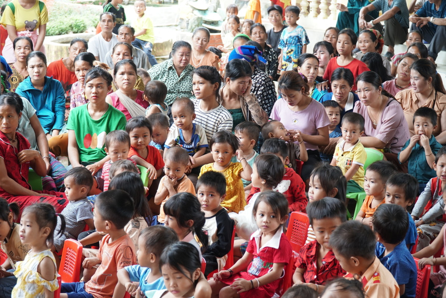 Đông đảo phụ huynh, bà con cùng đến trường đón nhận quà từ các mạnh thường quân. Ảnh: Hồ Lài. Đông đảo phụ huynh, bà con cùng đến trường đón nhận quà từ các mạnh thường quân. Ảnh: Hồ Lài.